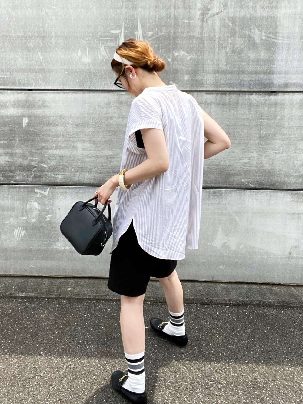 ベージュ系のシャツ/ブラウス、ブラック系のその他パンツ、ブラック系のローファーを着用したレディースの夏コーディネートの3枚目の写真