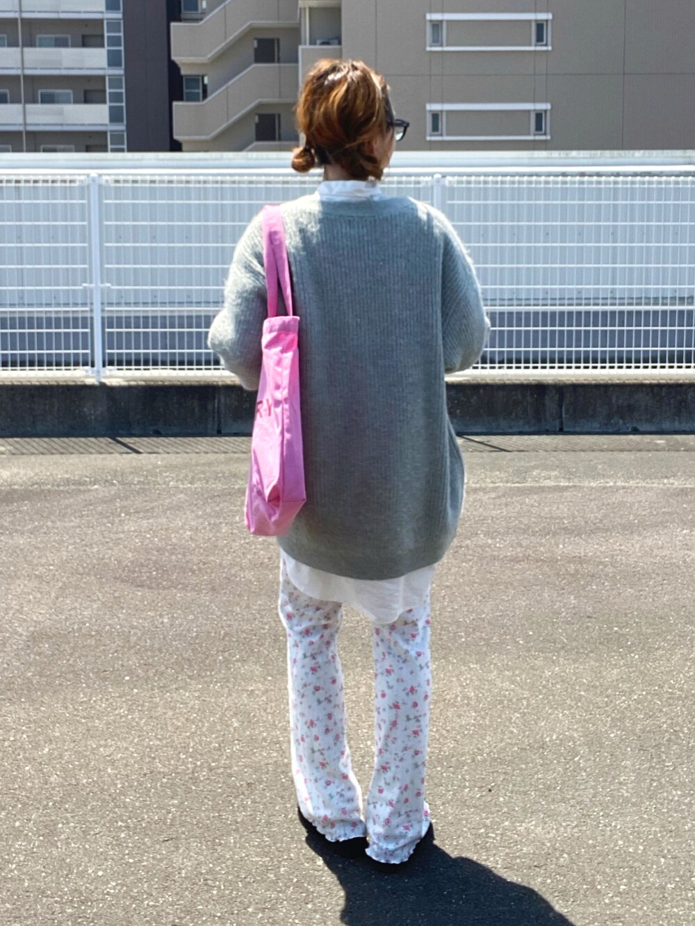 ピンク系のその他パンツ、グレー系のカーディガン/ボレロ、ピンク系のトートバッグを着用したレディースの春コーディネートの2枚目の写真