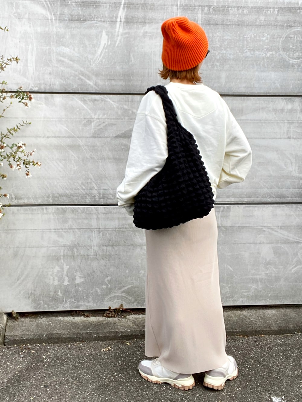 ホワイト系のスウェット、ベージュ系のスニーカー、ホワイト系のスカートを着用したレディースの秋コーディネートの2枚目の写真