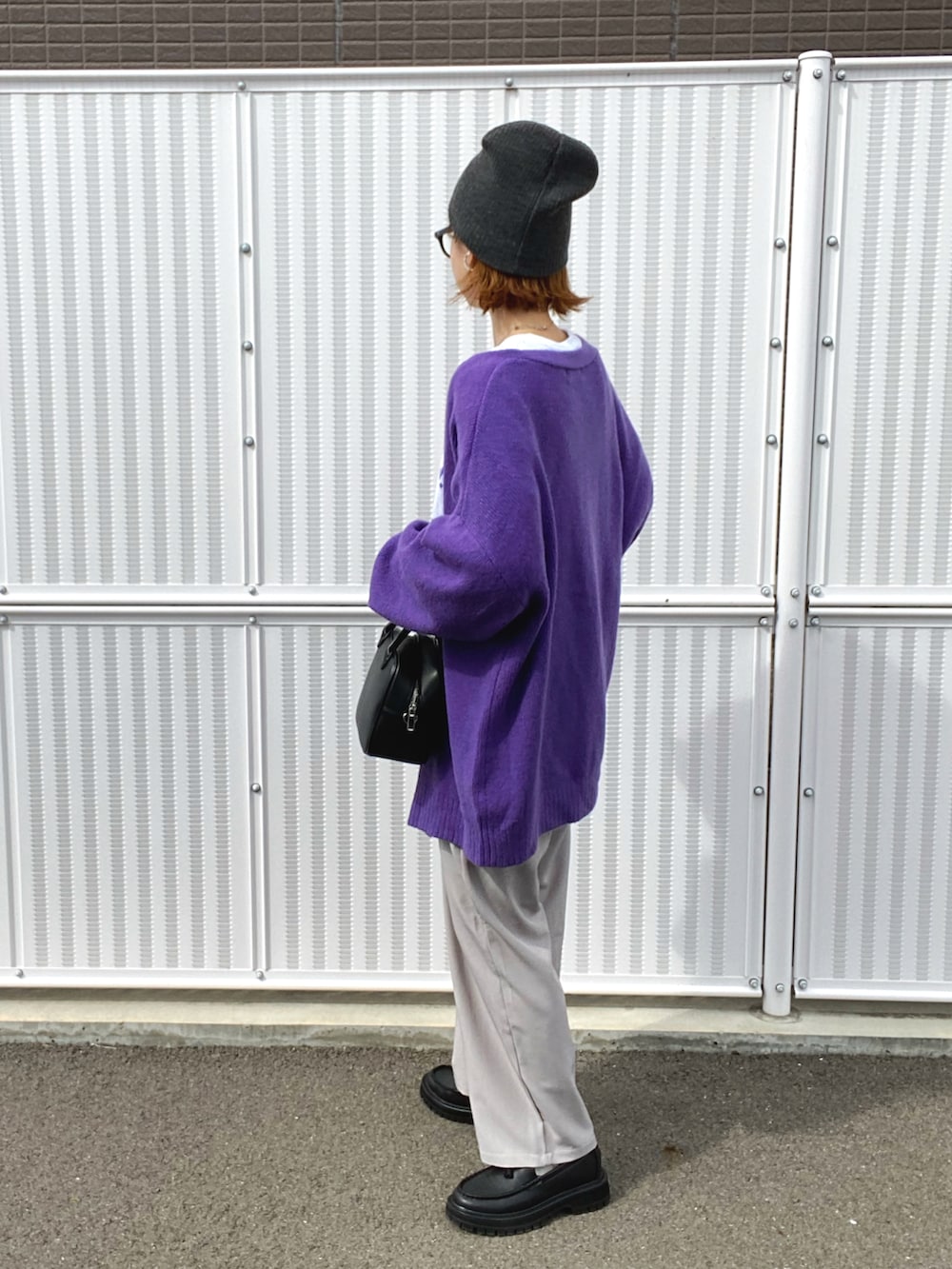 パープル系のカーディガン/ボレロ、ホワイト系のTシャツ/カットソー、ブラック系のローファーを着用したレディースの秋コーディネートの2枚目の写真