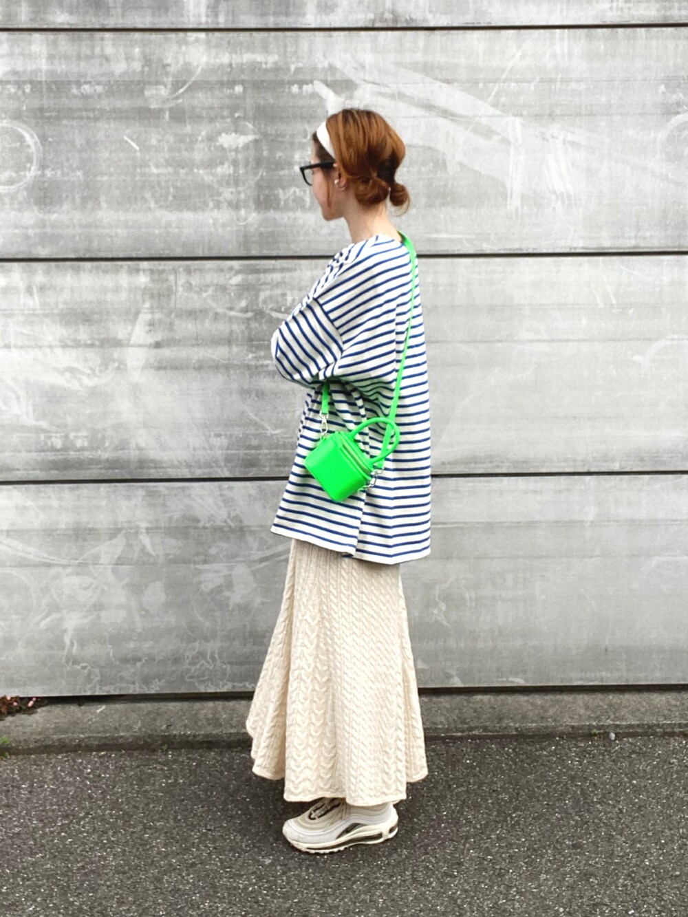 ブルー系のTシャツ/カットソー、ホワイト系のスカート、ホワイト系のスニーカーを着用したレディースの春コーディネートの4枚目の写真