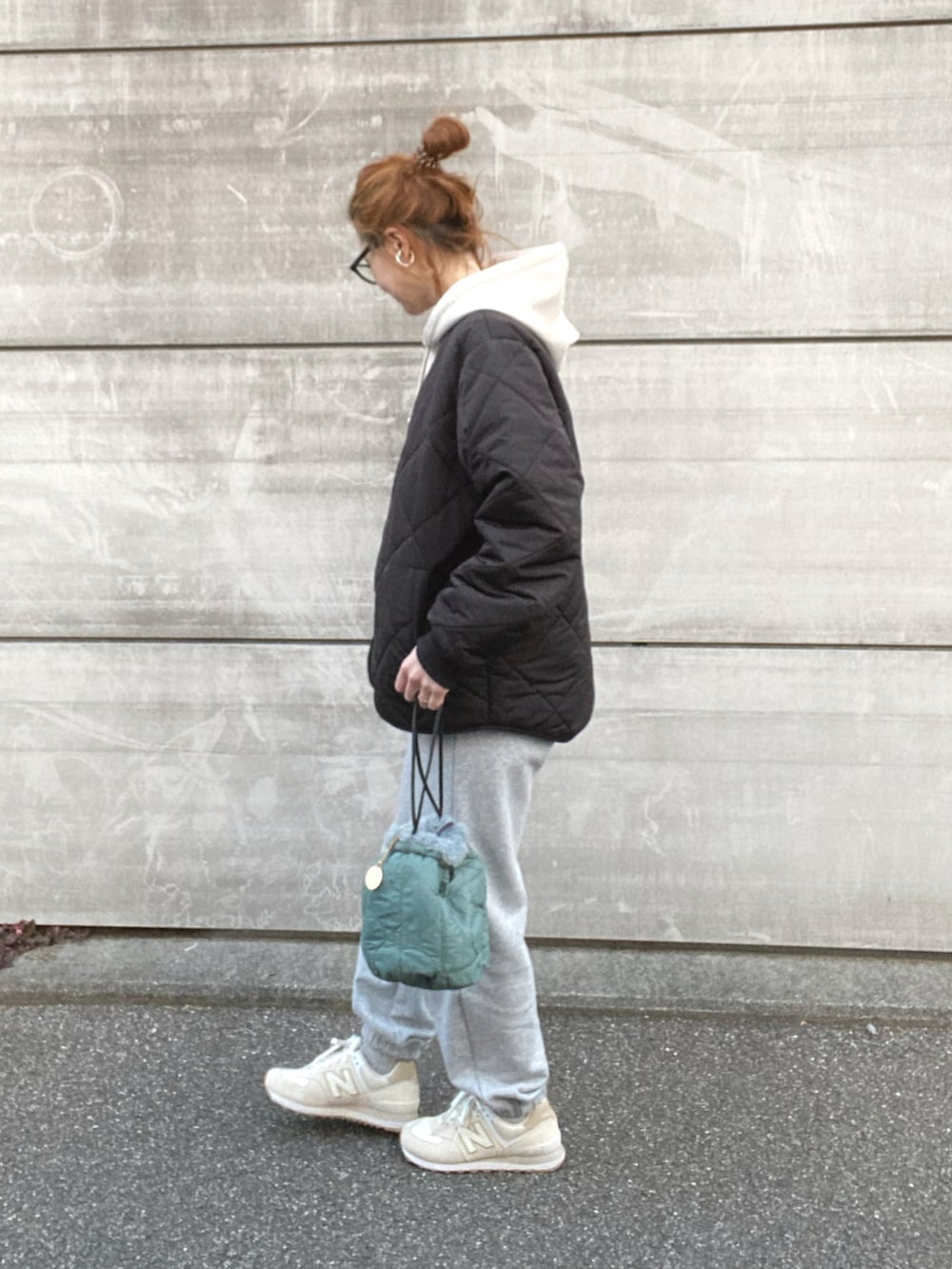 ブラック系のその他アウター、ホワイト系のパーカー、ホワイト系のスニーカーを着用したレディースの冬コーディネートの2枚目の写真