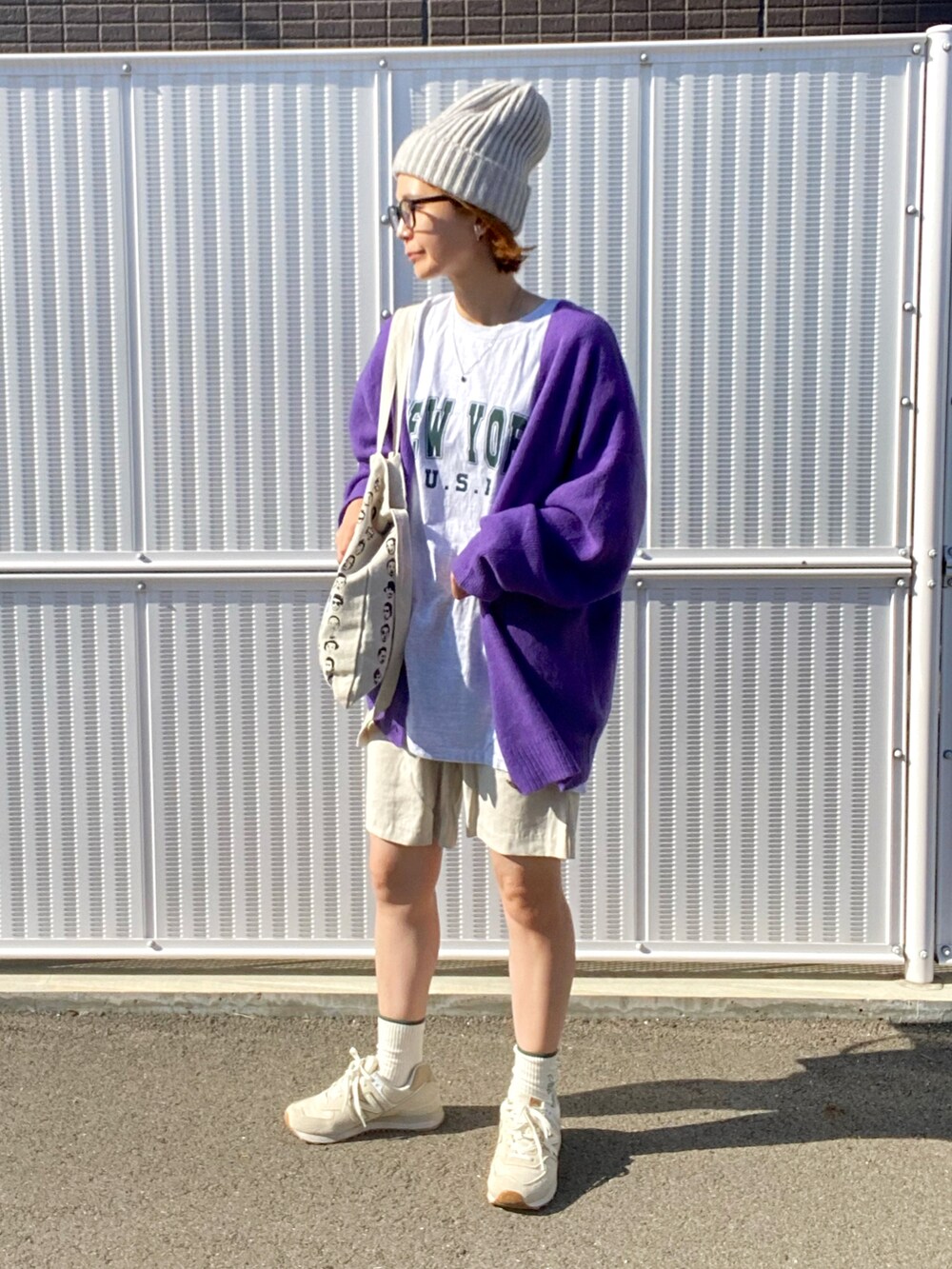 パープル系のカーディガン/ボレロ、グレー系のTシャツ/カットソー、ホワイト系のスニーカーを着用したレディースの秋コーディネートの3枚目の写真