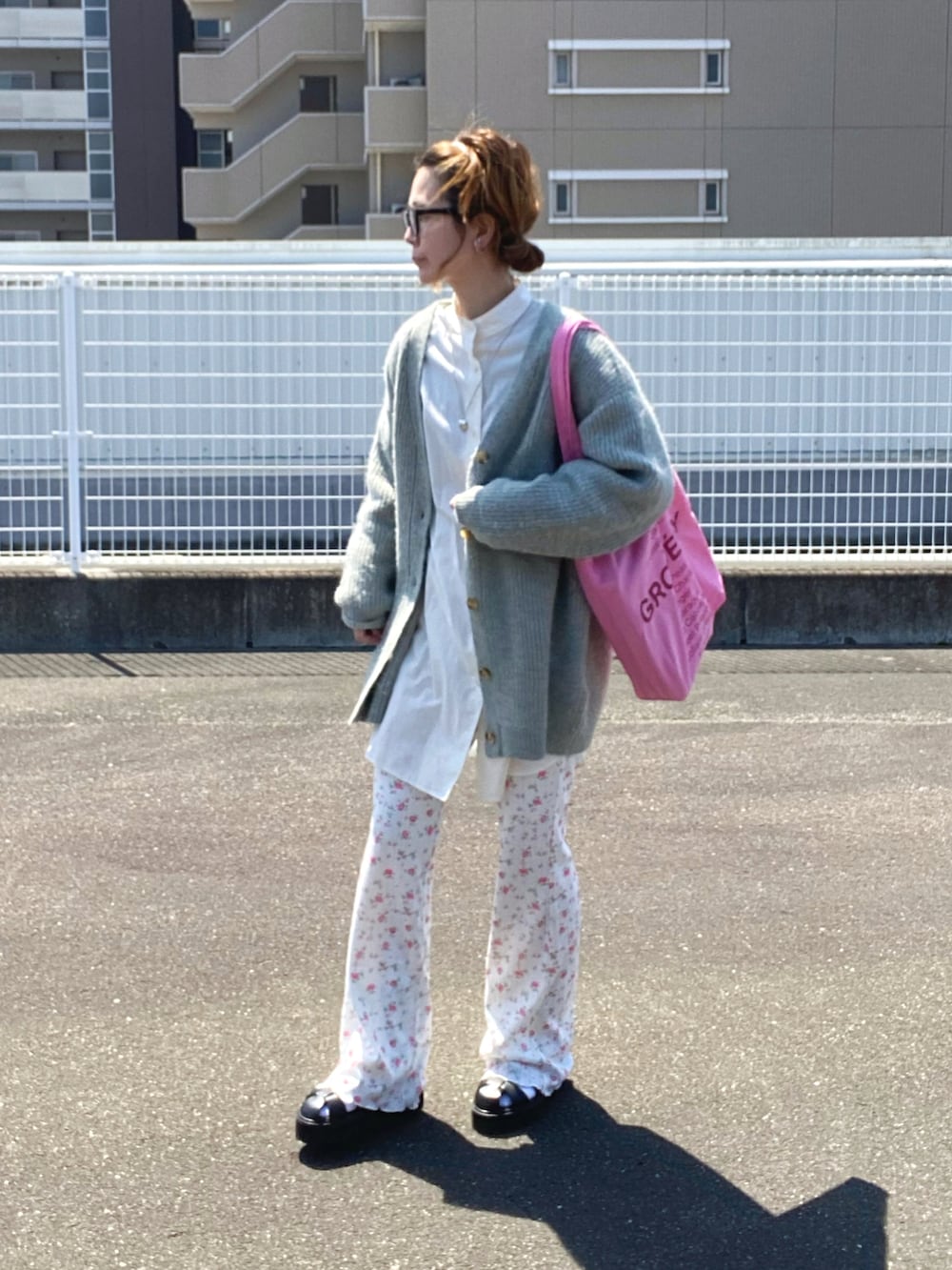 ピンク系のその他パンツ、グレー系のカーディガン/ボレロ、ピンク系のトートバッグを着用したレディースの春コーディネートの3枚目の写真