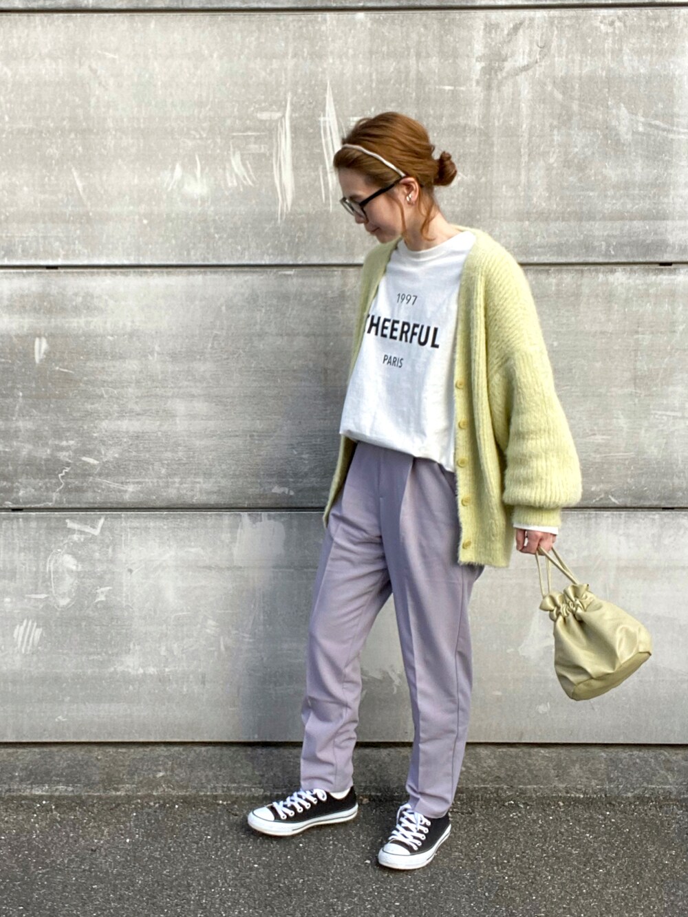 パープル系のその他パンツ、グリーン系のカーディガン/ボレロ、ブラック系のTシャツ/カットソーを着用したレディースの春コーディネートの3枚目の写真