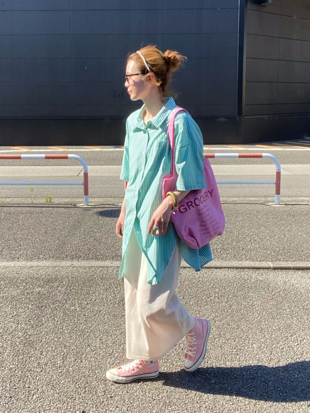 グリーン系のシャツ/ブラウス、ホワイト系のワンピース、ピンク系のトートバッグを着用したレディースの夏コーディネートの2枚目の写真