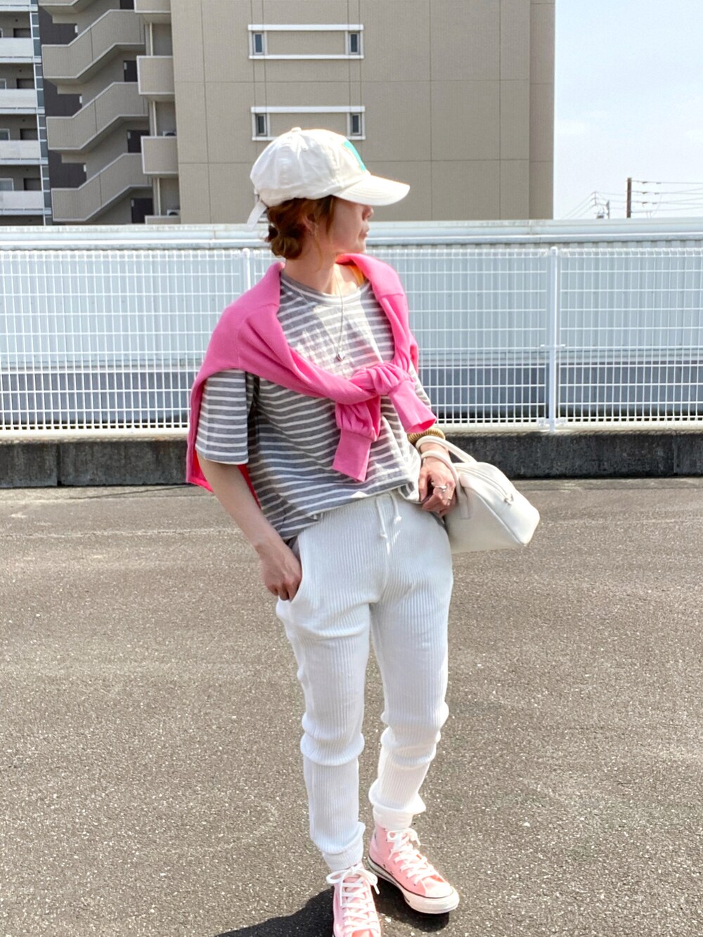 グレー系のTシャツ/カットソー、ホワイト系のその他パンツ、ピンク系のTシャツ/カットソーを着用したレディースの春コーディネートの2枚目の写真