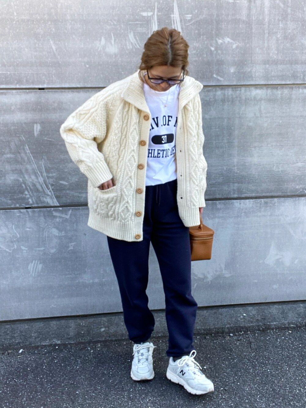 ホワイト系のTシャツ/カットソー、ホワイト系のカーディガン/ボレロ、ホワイト系のスニーカーを着用したレディースの冬コーディネートの3枚目の写真