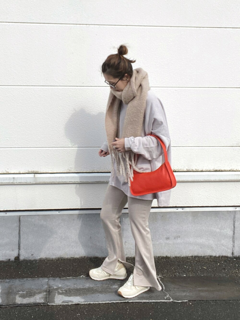 グレー系のスウェット、グレー系のその他パンツ、オレンジ系のショルダーバッグを着用したレディースの秋コーディネートの2枚目の写真