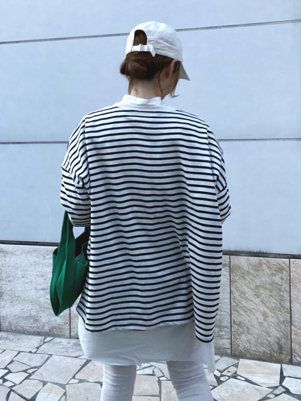 ブラック系のTシャツ/カットソー、グリーン系のトートバッグ、イエロー系のスニーカーを着用したレディースの春コーディネートの3枚目の写真