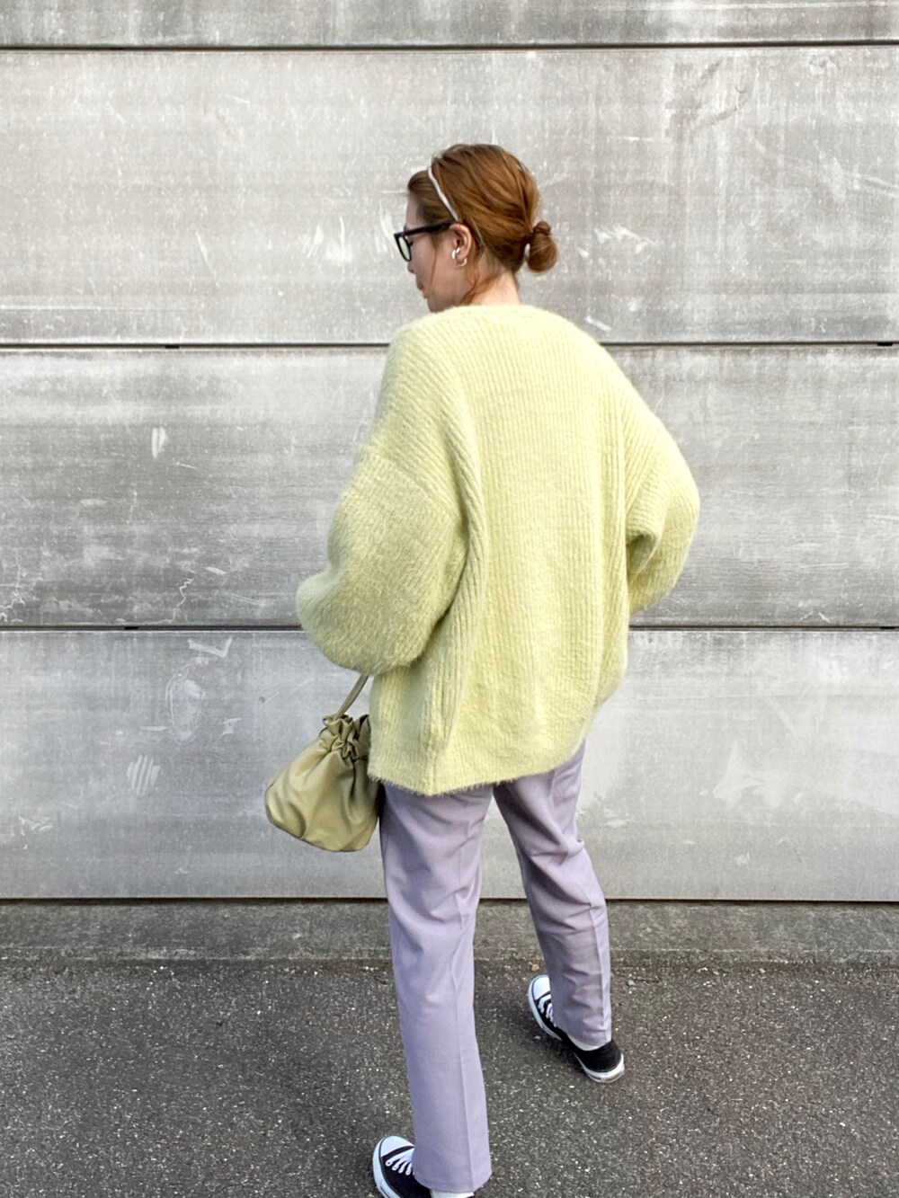 パープル系のその他パンツ、グリーン系のカーディガン/ボレロ、ブラック系のTシャツ/カットソーを着用したレディースの春コーディネートの2枚目の写真