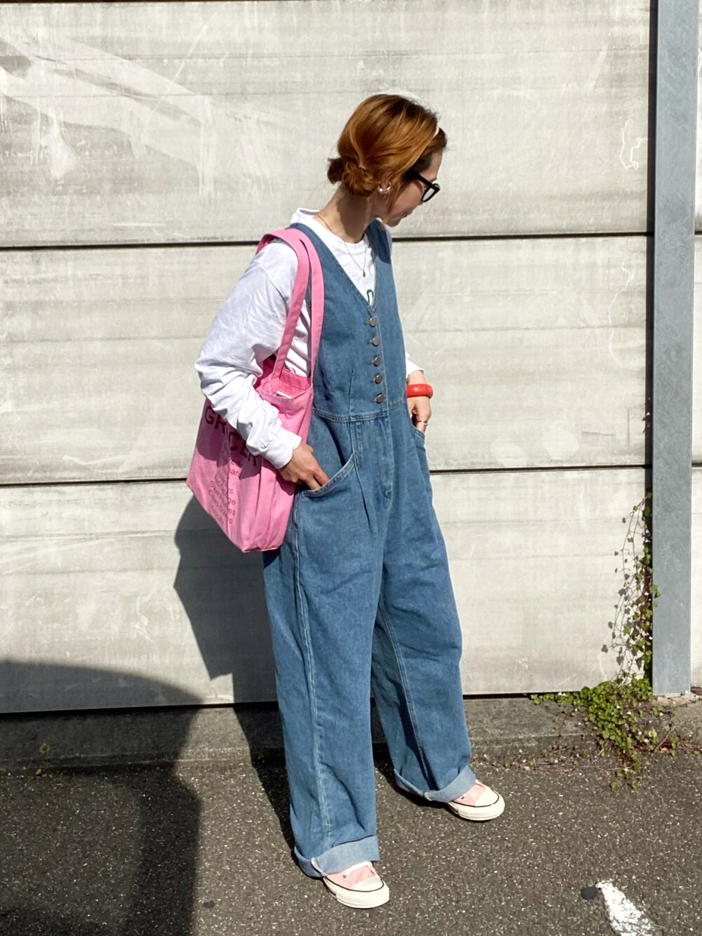 ピンク系のスニーカー、ホワイト系のTシャツ/カットソー、ピンク系のトートバッグを着用したレディースの春コーディネートの2枚目の写真