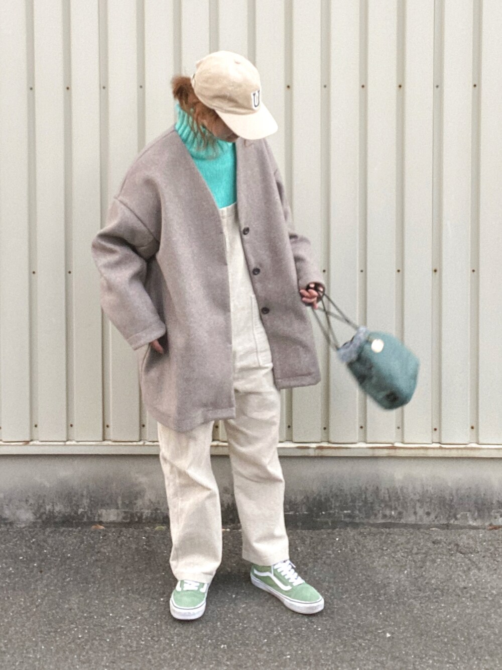 ブルー系のニット/セーター、ブルー系のショルダーバッグ、ベージュ系のつなぎ/オールインワンを着用したレディースの冬コーディネートの3枚目の写真