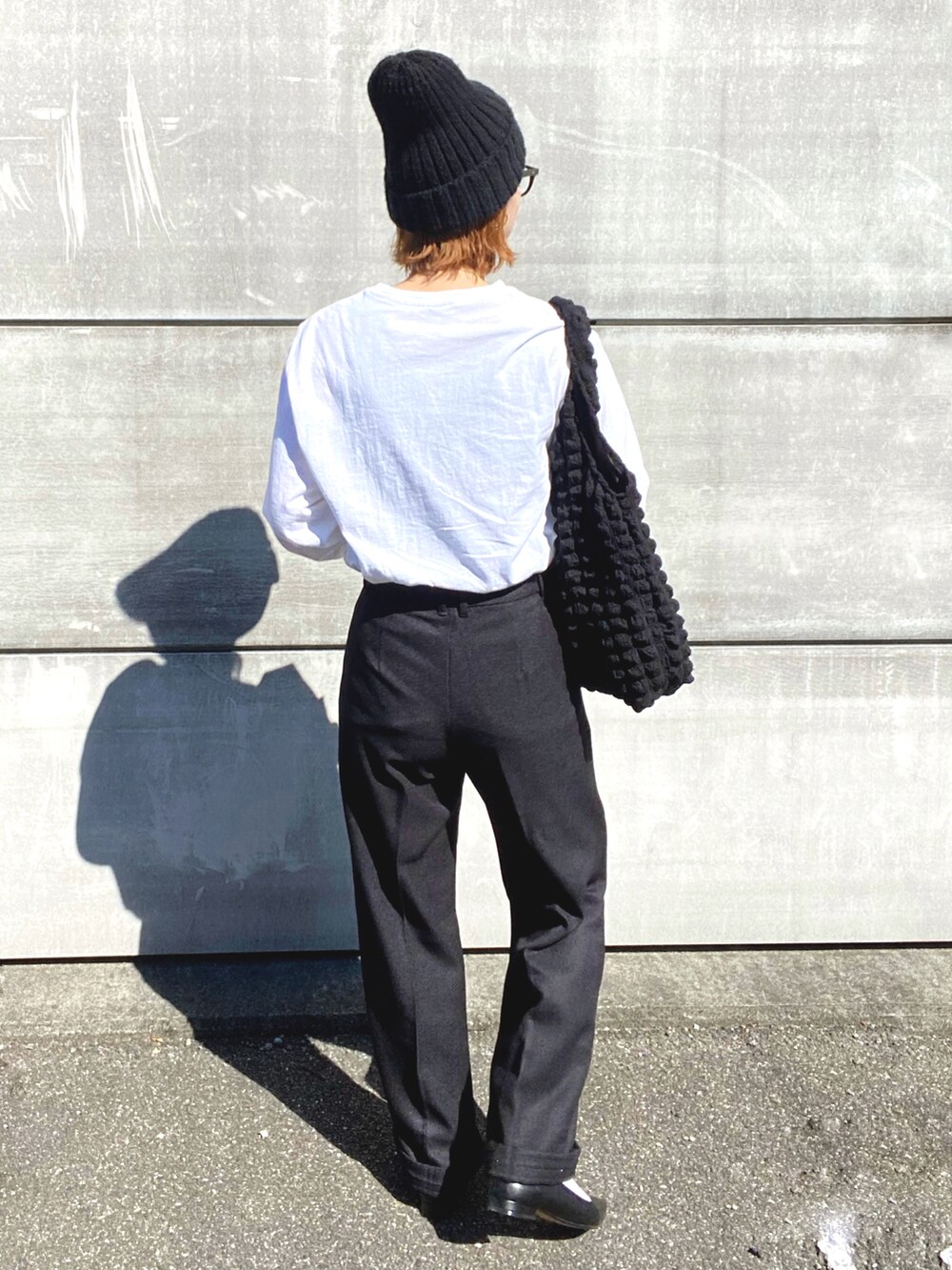 ホワイト系のTシャツ/カットソー、ブラック系のパンプス、シルバー系のネックレスを着用したレディースの秋コーディネートの3枚目の写真