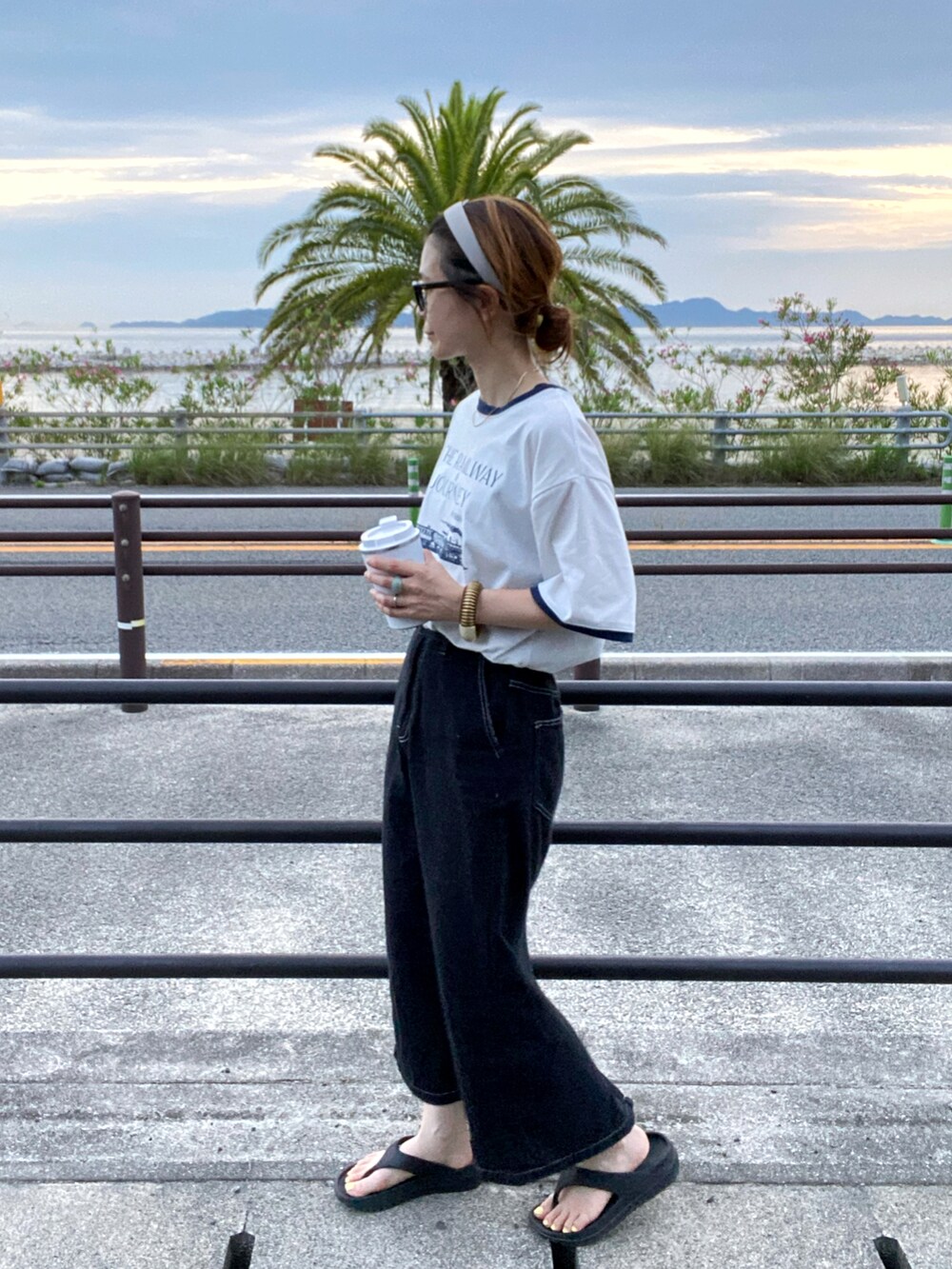 ホワイト系のTシャツ/カットソー、ブラック系のスカートを着用したレディースの夏コーディネートの2枚目の写真