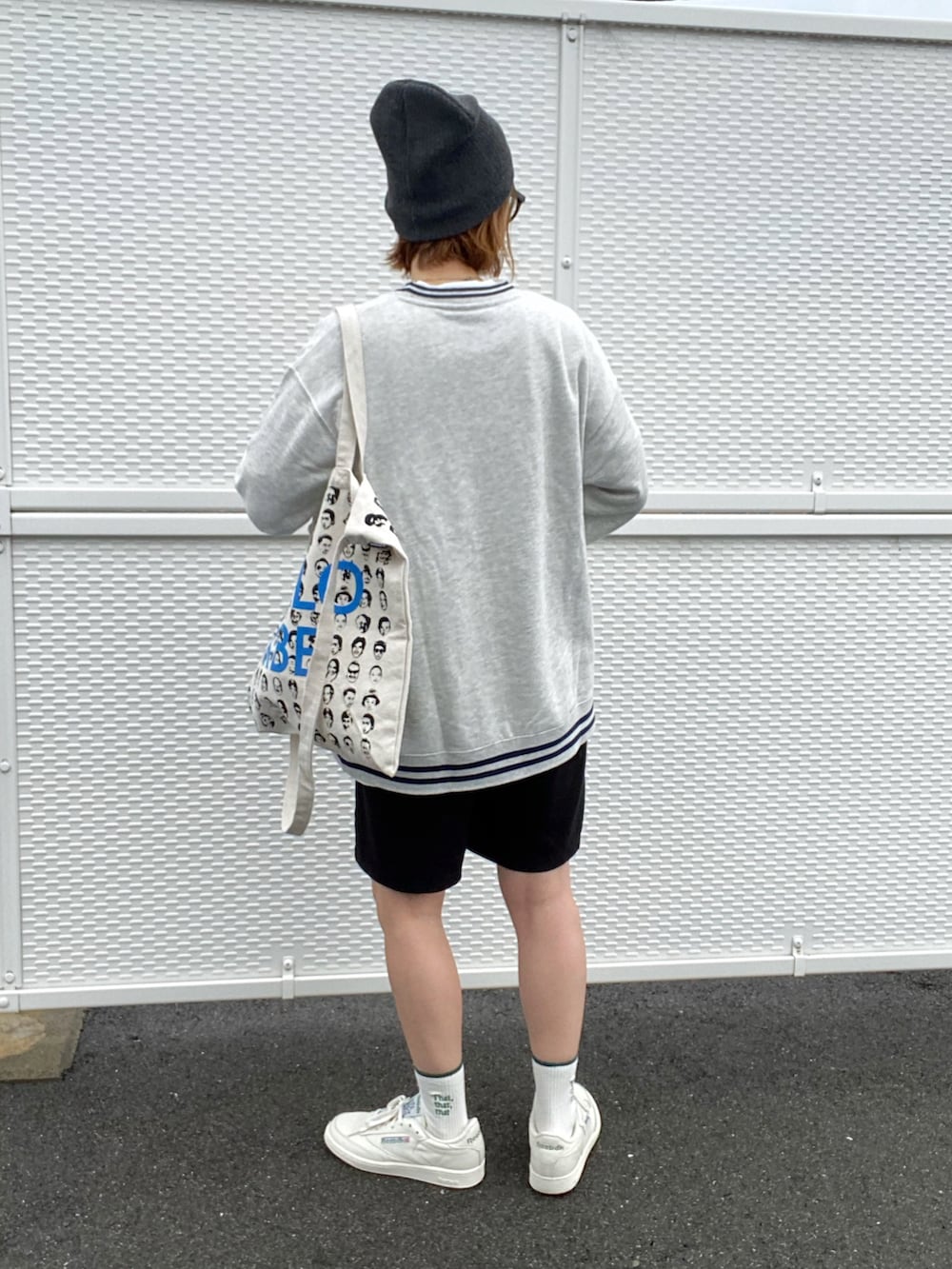 グレー系のスウェット、ブラック系のその他パンツ、ホワイト系のスニーカーを着用したレディースの秋コーディネートの3枚目の写真