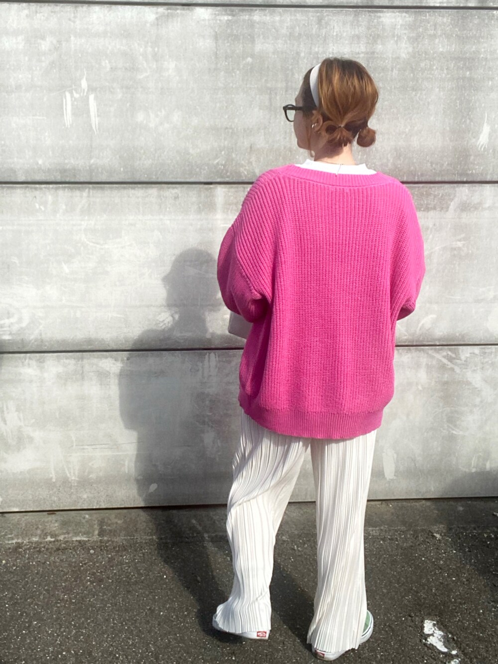 ピンク系のカーディガン/ボレロ、ホワイト系のその他パンツ、グリーン系のスニーカーを着用したレディースの春コーディネートの5枚目の写真