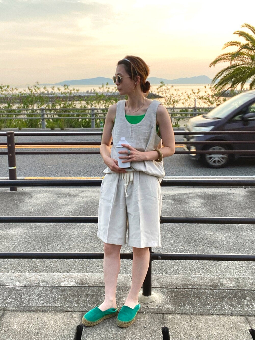 ベージュ系のタンクトップ、グリーン系のタンクトップを着用したレディースの夏コーディネートの2枚目の写真