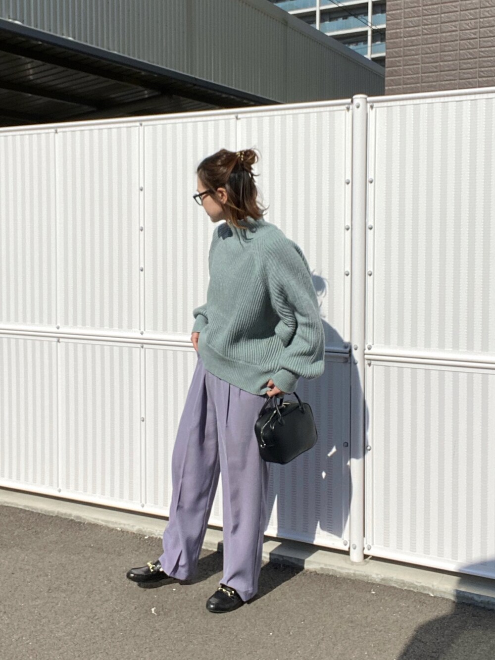 ブルー系のニット/セーター、ブラック系のボストンバッグ、ブラック系のローファーを着用したレディースの秋コーディネートの3枚目の写真