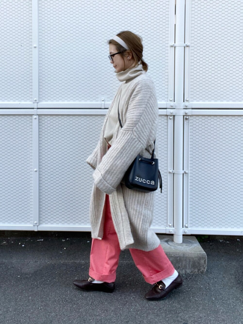 ベージュ系のスウェット、ホワイト系のスウェット、ピンク系のチノパンツを着用したレディースの冬コーディネートの3枚目の写真