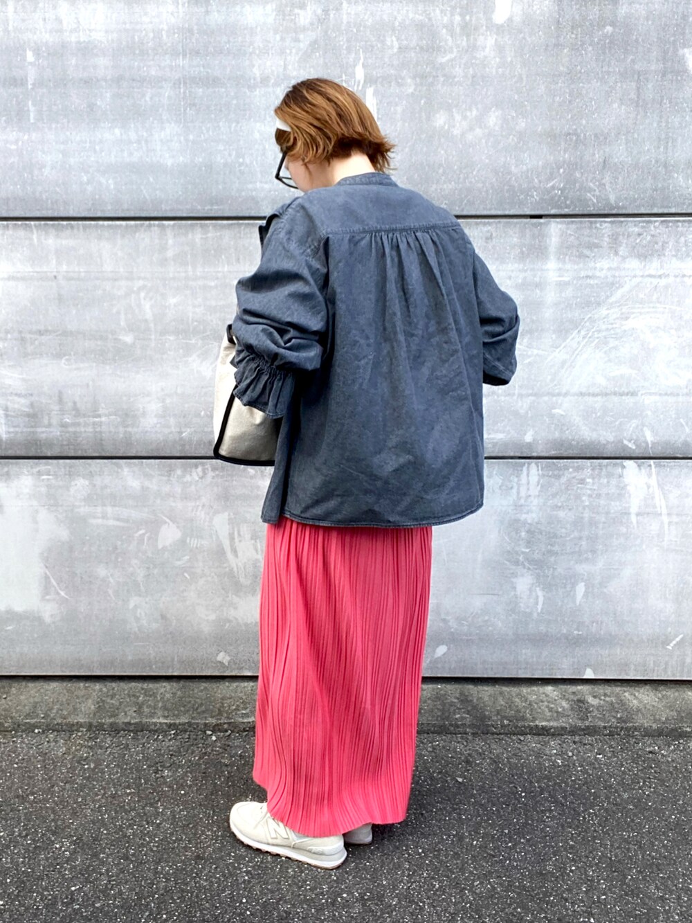 ブラック系のシャツ/ブラウス、ピンク系のTシャツ/カットソー、ピンク系のスカートを着用したレディースの夏コーディネートの2枚目の写真