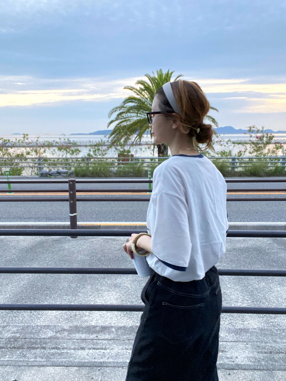 ホワイト系のTシャツ/カットソー、ブラック系のスカートを着用したレディースの夏コーディネートの3枚目の写真