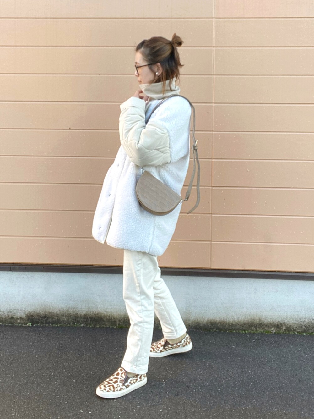 ホワイト系のブルゾン、ベージュ系のスウェット、ベージュ系のショルダーバッグを着用したレディースの秋コーディネートの3枚目の写真