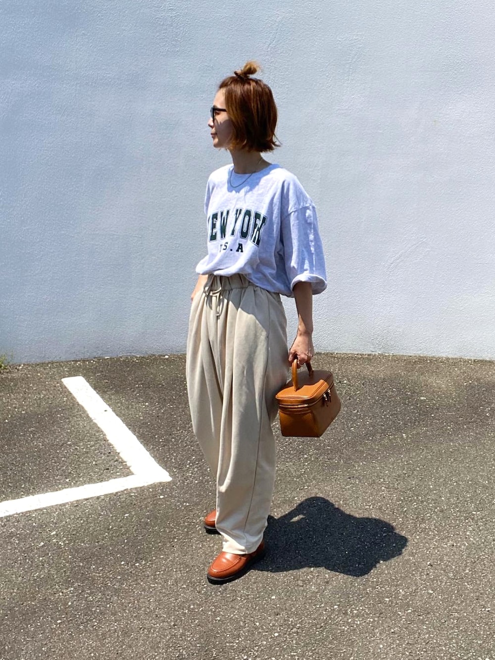 イエロー系のローファー、グレー系のTシャツ/カットソーを着用したレディースの夏コーディネートの2枚目の写真