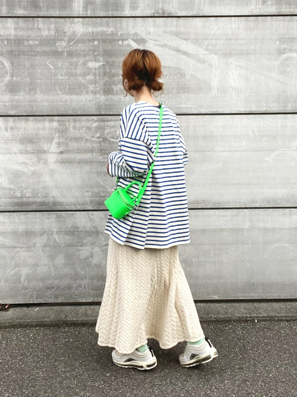 ブルー系のTシャツ/カットソー、ホワイト系のスカート、ホワイト系のスニーカーを着用したレディースの春コーディネートの2枚目の写真