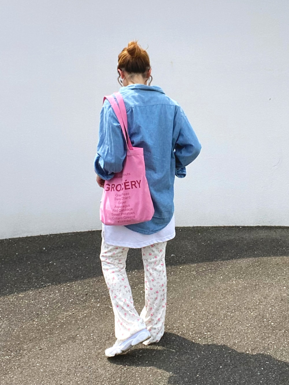 ピンク系のタンクトップ、ピンク系のその他パンツ、ピンク系のトートバッグを着用したレディースの夏コーディネートの3枚目の写真