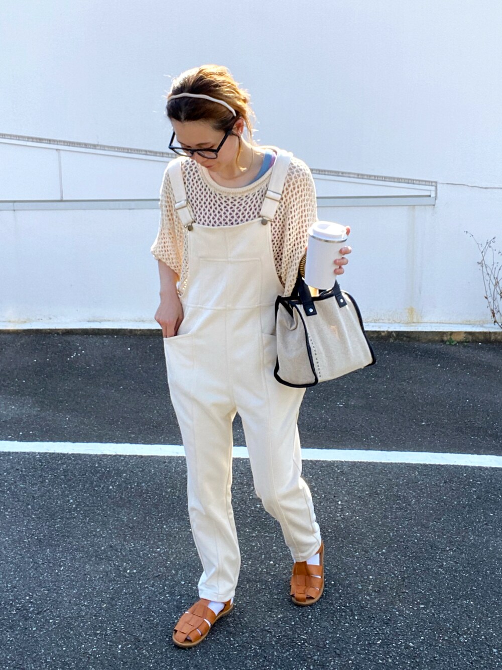 ホワイト系のニット/セーター、ピンク系のタンクトップ、ホワイト系のサロペット/オーバーオールを着用したレディースの夏コーディネートの3枚目の写真