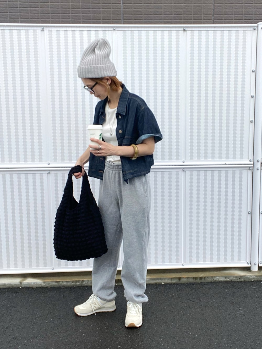 ホワイト系のスニーカー、ブルー系のジャケット/アウター、シルバー系のネックレスを着用したレディースの秋コーディネートの2枚目の写真