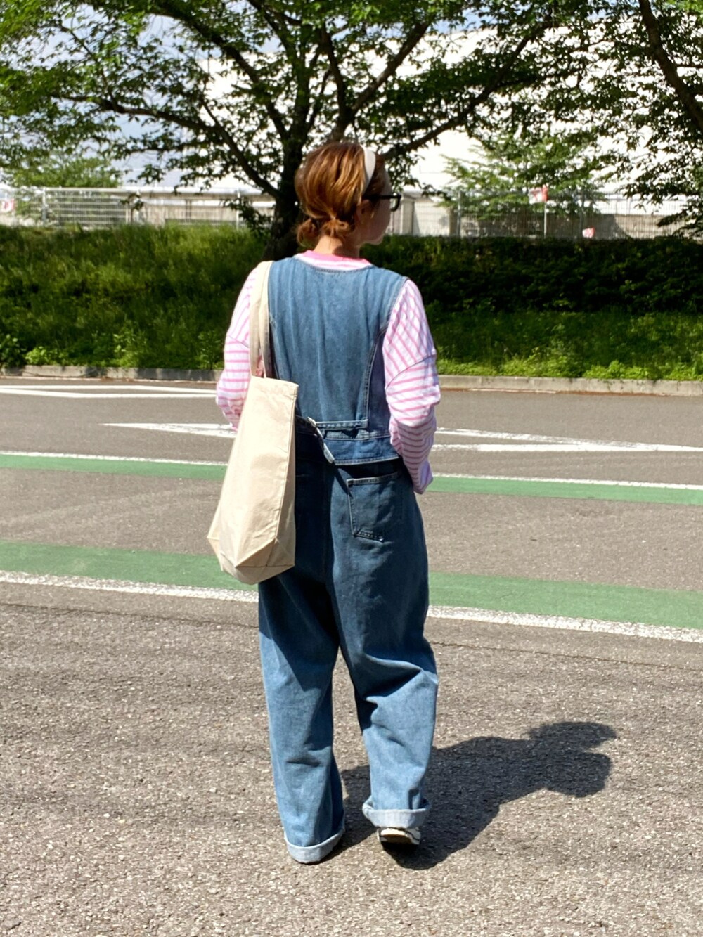 ホワイト系のエコバッグ/サブバッグ、ホワイト系のスニーカー、シルバー系のリングを着用したレディースの春コーディネートの3枚目の写真