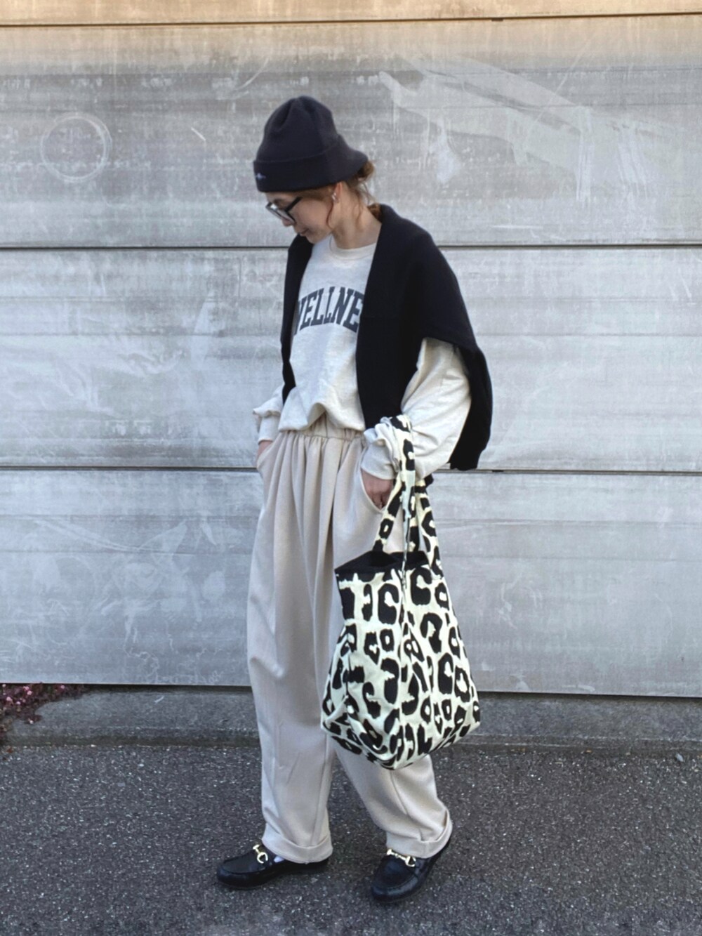 ベージュ系のスウェット、ブラック系のトートバッグ、ブラック系のローファーを着用したレディースの冬コーディネートの2枚目の写真