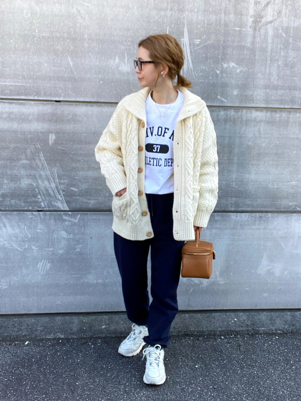 ホワイト系のTシャツ/カットソー、ホワイト系のカーディガン/ボレロ、ホワイト系のスニーカーを着用したレディースの冬コーディネートの2枚目の写真