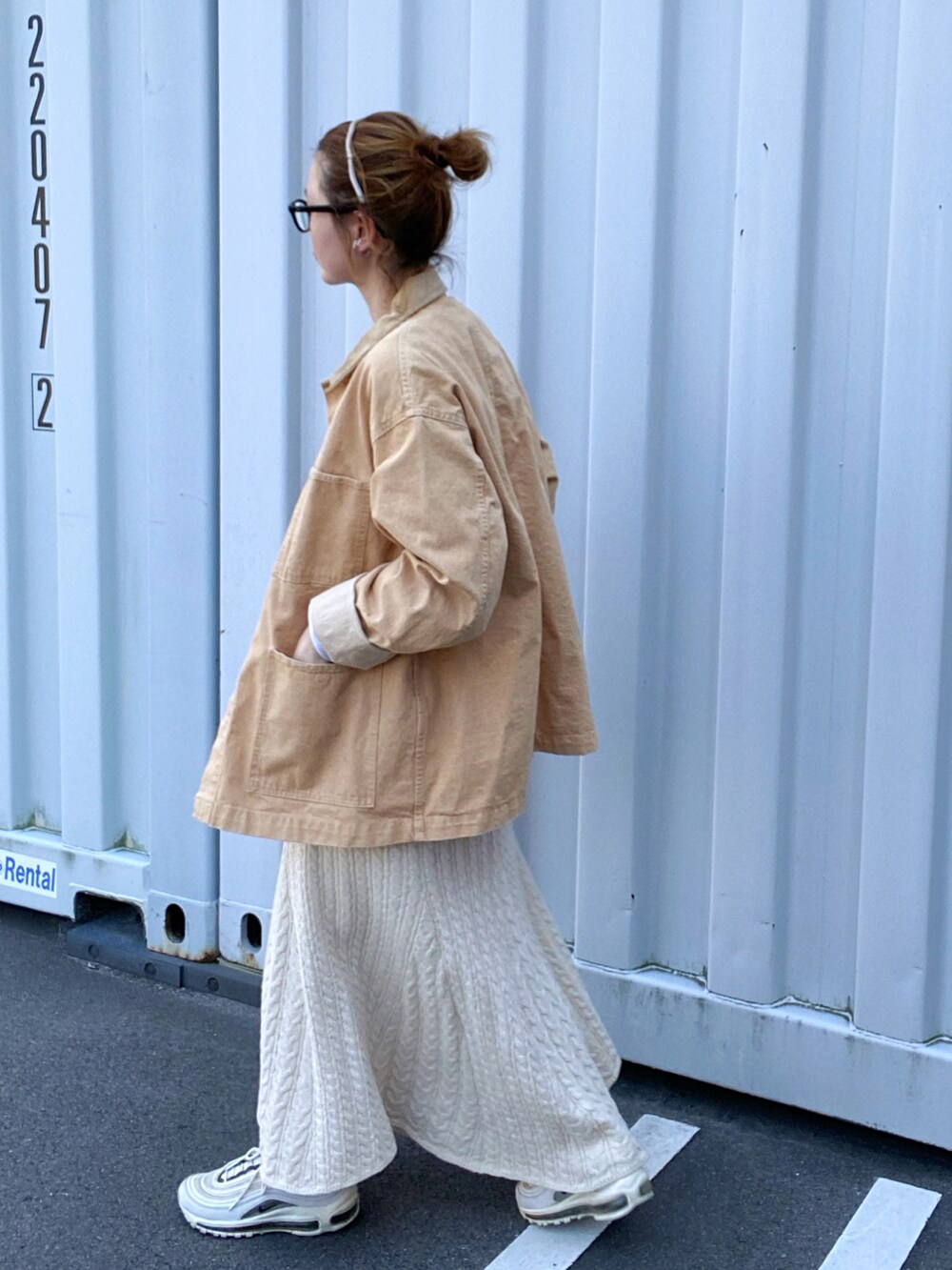 ホワイト系のTシャツ/カットソー、ホワイト系のスカート、ホワイト系のスニーカーを着用したレディースの春コーディネートの3枚目の写真