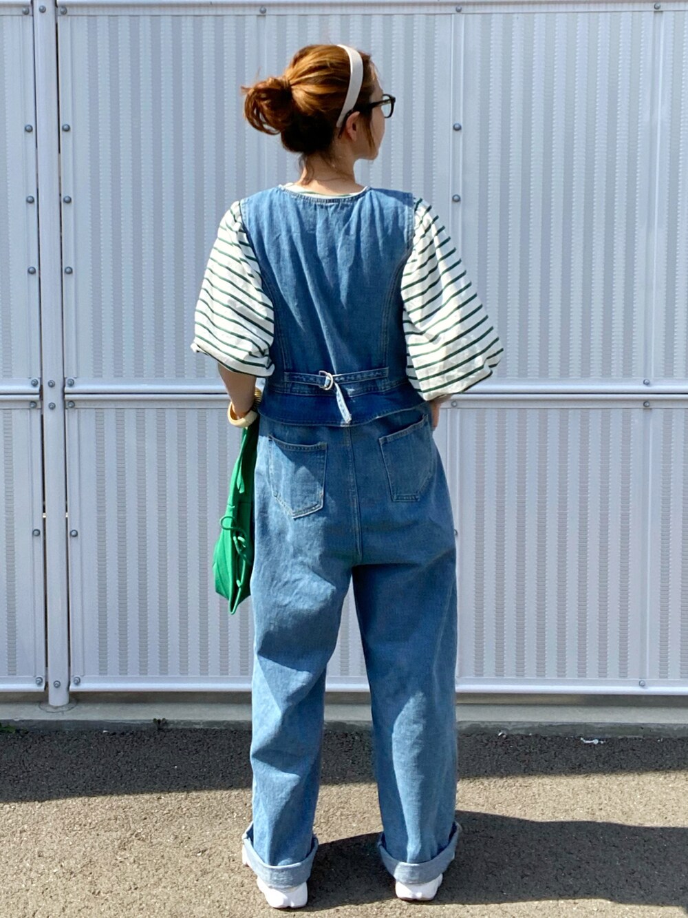 グリーン系のTシャツ/カットソー、グリーン系のトートバッグ、ホワイト系のサンダルを着用したレディースの夏コーディネートの3枚目の写真