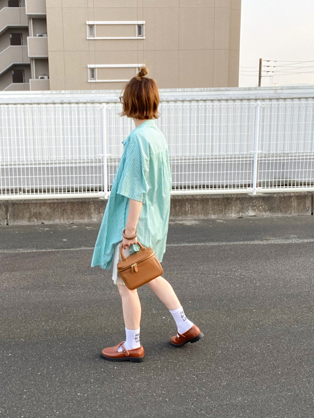 イエロー系のローファー、グリーン系のシャツ/ブラウス、その他のソックス/靴下を着用したレディースの夏コーディネートの3枚目の写真