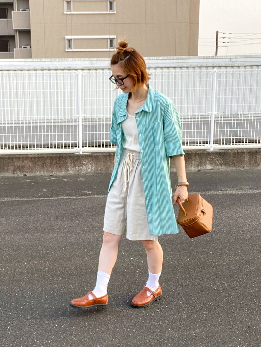 イエロー系のローファー、グリーン系のシャツ/ブラウス、その他のソックス/靴下を着用したレディースの夏コーディネートの2枚目の写真