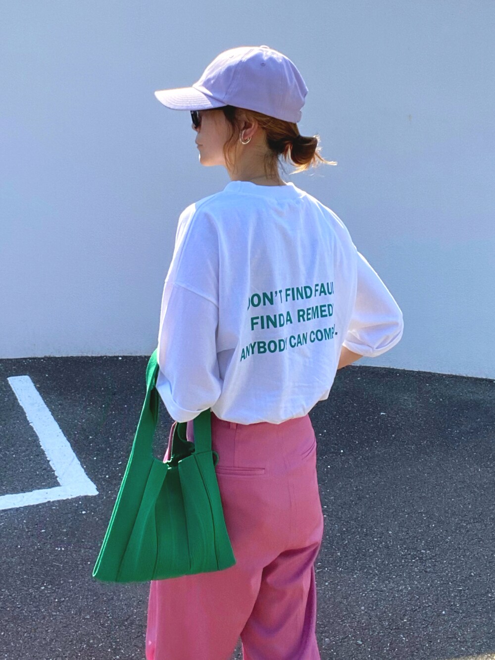 「夏コーデ、カラーパンツ、ハイウエスト、スラックス、ピンク、ロゴT、タックイン、白Tシャツ、ビッグシルエット、エアリフト、キャップ」｜「recaのバックロゴプリントT（Tシャツ/カットソー、ホワイト系）」を使った、teeemoeさん（レディース・157cm）の夏コーディネートの3枚目の写真