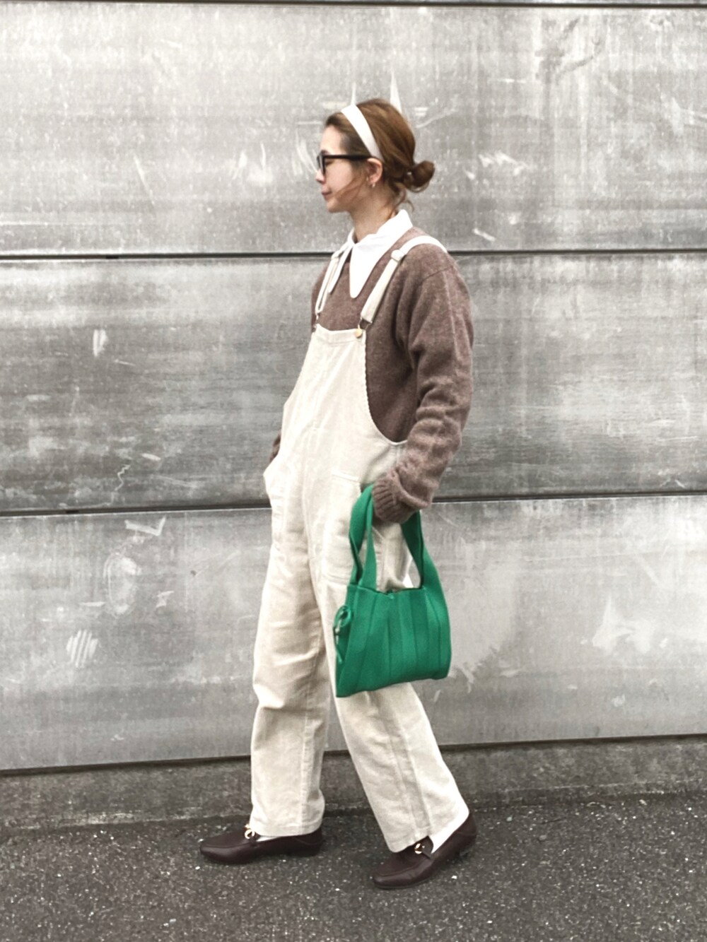 ベージュ系のつなぎ/オールインワン、グリーン系のトートバッグ、ブラウン系のローファーを着用したレディースの冬コーディネートの3枚目の写真