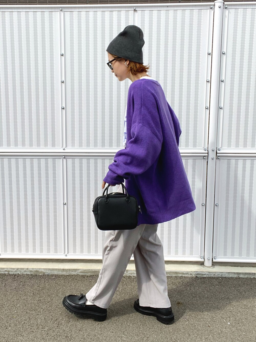 パープル系のカーディガン/ボレロ、ホワイト系のTシャツ/カットソー、ブラック系のローファーを着用したレディースの秋コーディネートの3枚目の写真