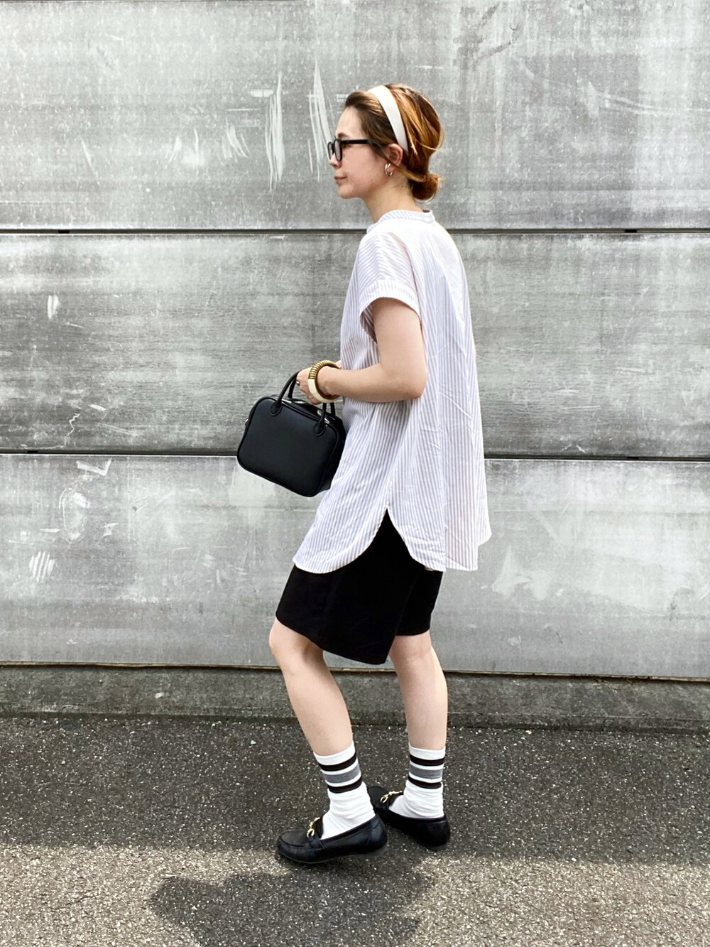 ベージュ系のシャツ/ブラウス、ブラック系のその他パンツ、ブラック系のローファーを着用したレディースの夏コーディネートの2枚目の写真