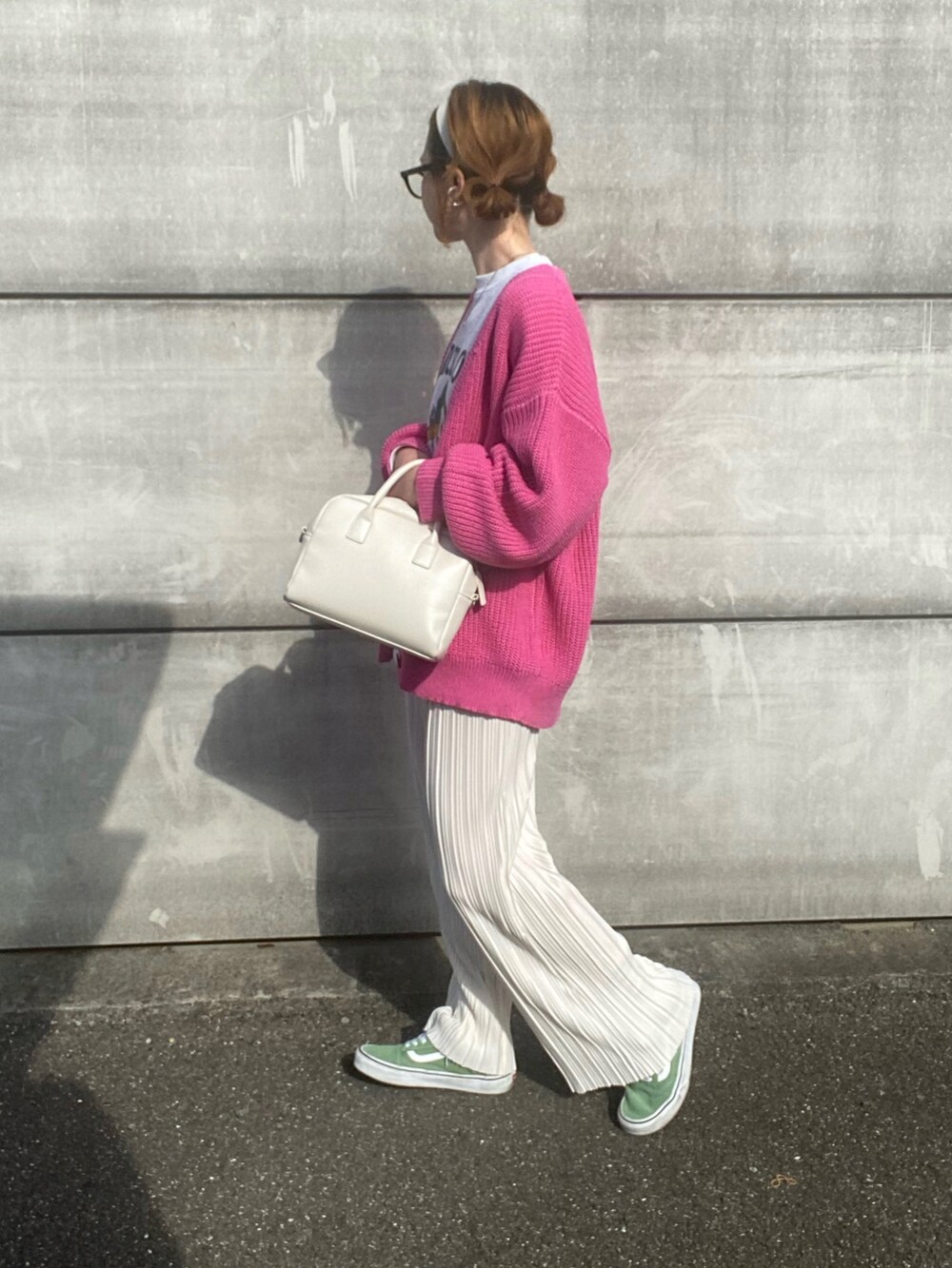 ピンク系のカーディガン/ボレロ、ホワイト系のその他パンツ、グリーン系のスニーカーを着用したレディースの春コーディネートの3枚目の写真