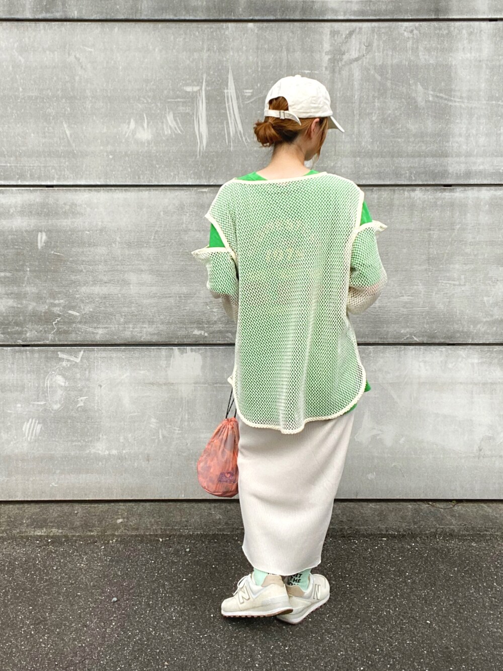 ホワイト系のTシャツ/カットソー、グリーン系のTシャツ/カットソー、ベージュ系のスカートを着用したレディースの夏コーディネートの2枚目の写真