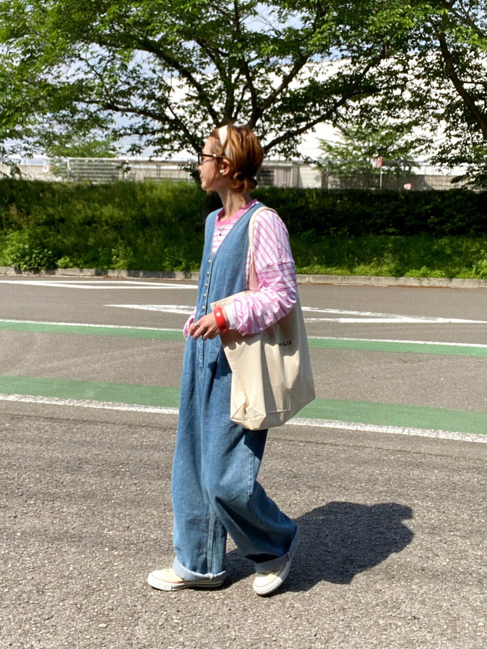 ホワイト系のエコバッグ/サブバッグ、ホワイト系のスニーカー、シルバー系のリングを着用したレディースの春コーディネートの2枚目の写真