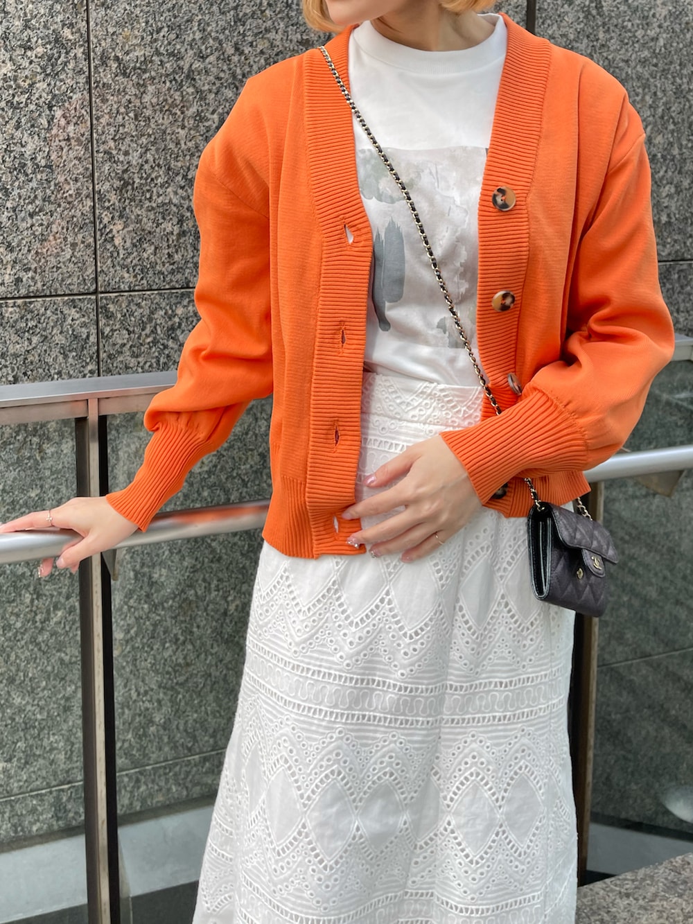「ロングスカート、ロンT、Coming soon…、春コーデ、春ニット、ビタミンカラー、オレンジ、きれいめカジュアル、シンプルコーデ、春カラー、大人コーデ、キレイめ、休日スタイル、春色、ママコーデ」｜「Ezickのレリーフレースロングスカート（スカート、ホワイト系）」を使った、kyoko.hさん（レディース・160cm）の春コーディネートの5枚目の写真