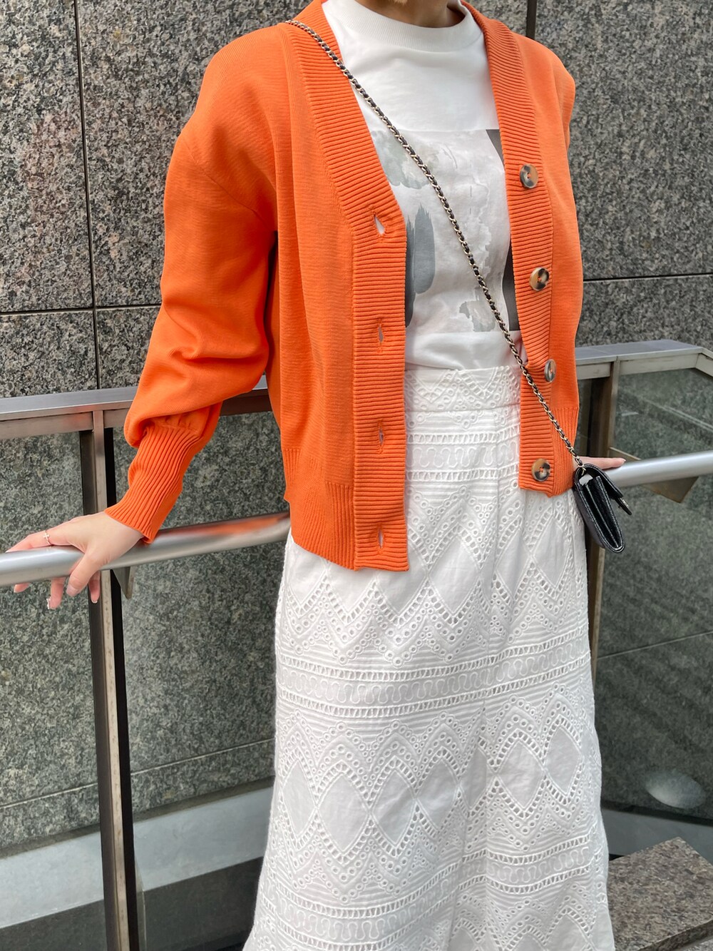 「ロングスカート、ロンT、Coming soon…、春コーデ、春ニット、ビタミンカラー、オレンジ、きれいめカジュアル、シンプルコーデ、春カラー、大人コーデ、キレイめ、休日スタイル、春色、ママコーデ」｜「Ezickのレリーフレースロングスカート（スカート、ホワイト系）」を使った、kyoko.hさん（レディース・160cm）の春コーディネートの4枚目の写真