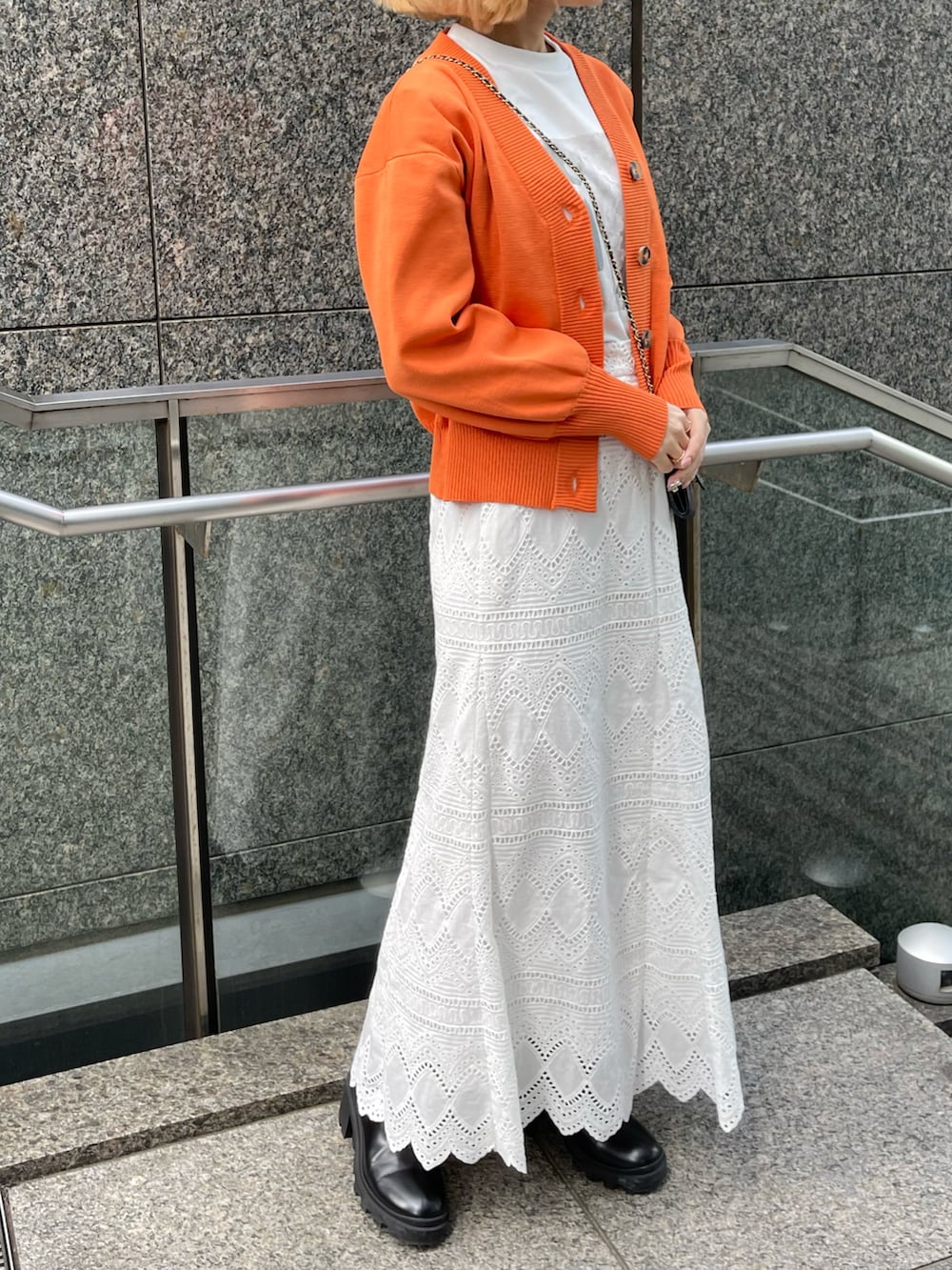「ロングスカート、ロンT、Coming soon…、春コーデ、春ニット、ビタミンカラー、オレンジ、きれいめカジュアル、シンプルコーデ、春カラー、大人コーデ、キレイめ、休日スタイル、春色、ママコーデ」｜「Ezickのレリーフレースロングスカート（スカート、ホワイト系）」を使った、kyoko.hさん（レディース・160cm）の春コーディネートの2枚目の写真