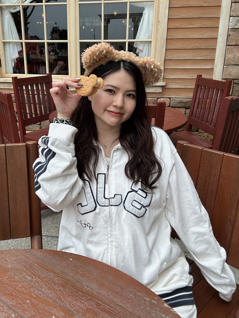 ブラウン系のスニーカーを着用したレディースの春コーディネートの2枚目の写真